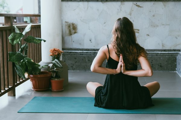 Quels conseils pour créer un espace de yoga à domicile et favoriser la relaxation?